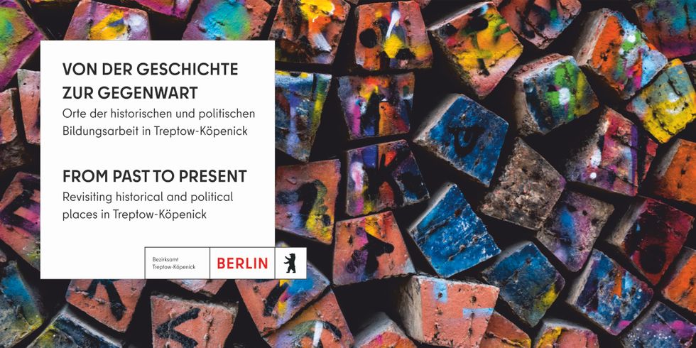 Veranstaltungsreihe "Von der Geschichte zur Gegenwart", im Hintergrund besprühte, bunte Steine aufgereiht